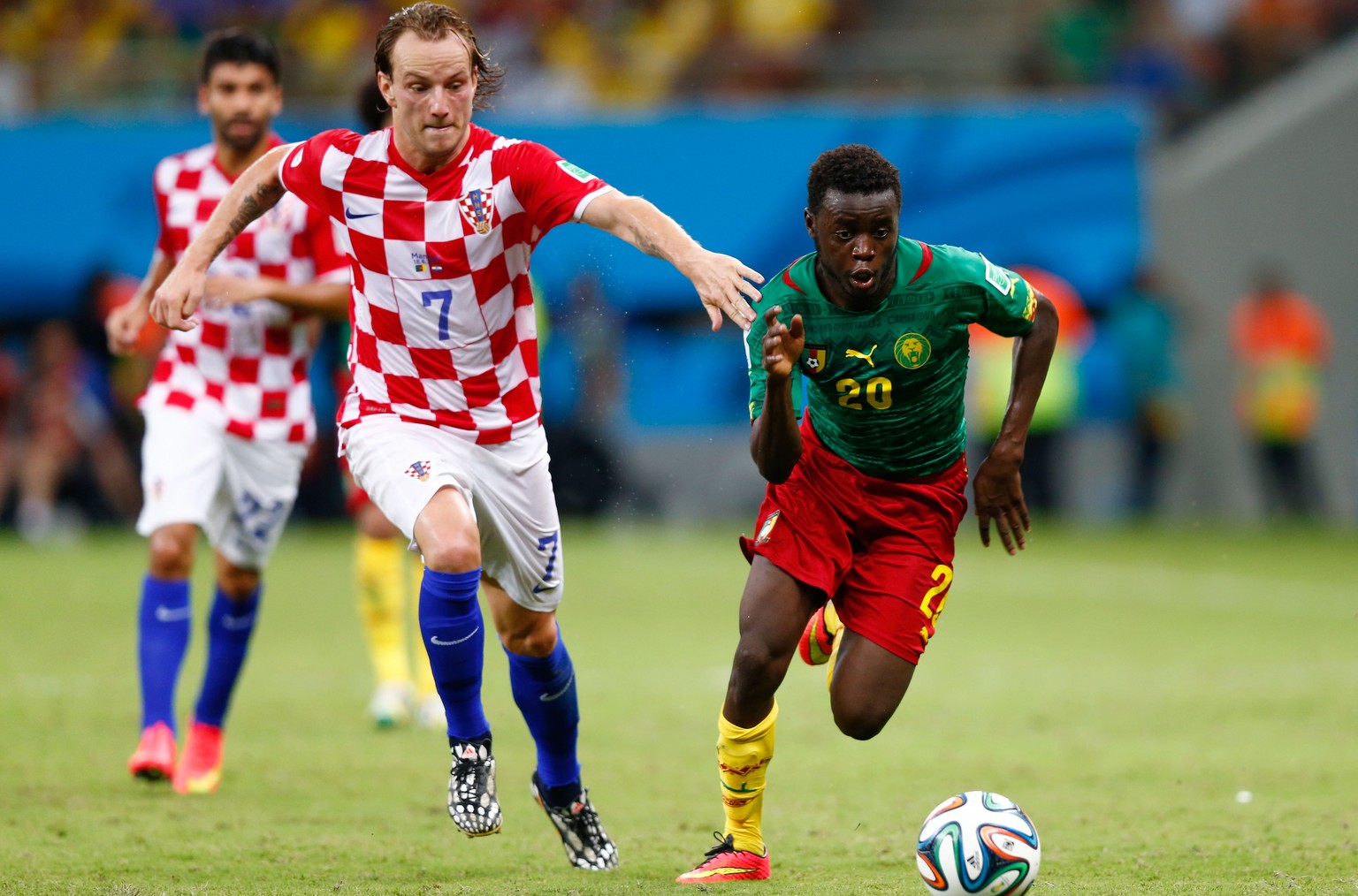 Edgar Salli spielte an der WM 2014 in Brasilien für Kamerun, Ivan Rakitic hatte seine liebe Mühe, ihm zu folgen.