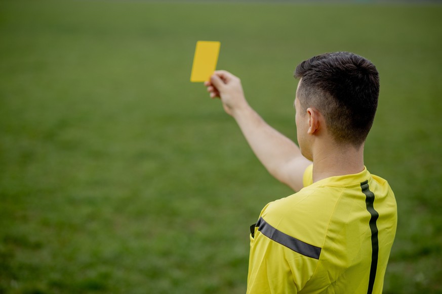 Allein einem Spieler die gelbe Karte zu zeigen, bereitet Schiri nach der Attacke Kopfzerbrechen.