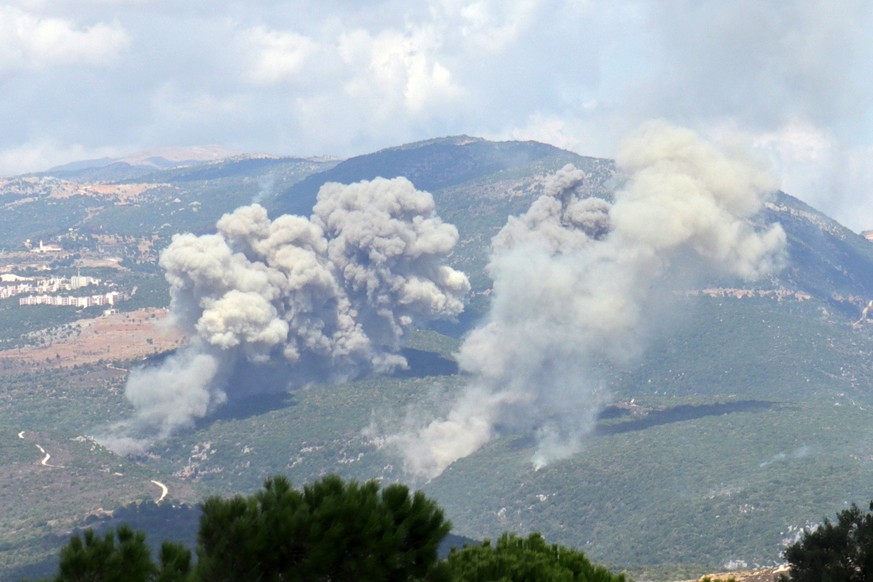 epaselect epa11617466 Smoke billows from the site of an Israeli airstrike that targeted southern Lebanese area, as seen fron Marjaayoun, southern Lebanon, 21 September 2024. The Israeli Defense Forces ...