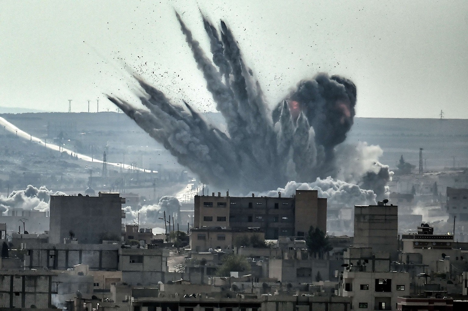 Luftangriffe des von den USA angeführten Bündnisses am Donnerstag auf den IS bei Kobane.