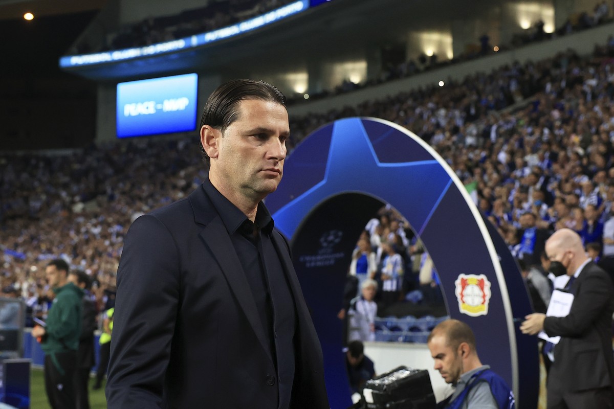 Leverkusen's head coach Gerardo Seoane walks to the bench before the start of a Champions League group B soccer match between FC Porto and Bayer 04 Leverkusen at the Dragao stadium in Porto, Port ...