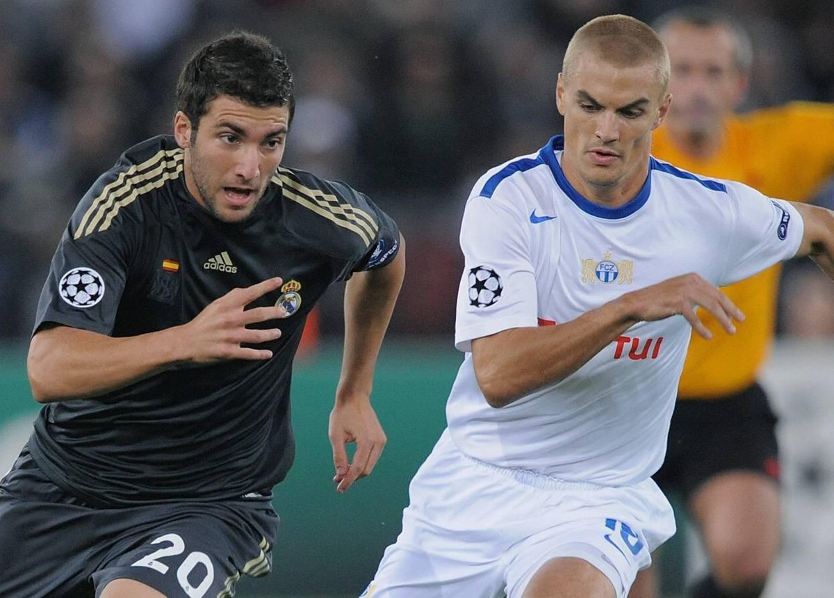 IMAGO / Ulmer

fc zürich - real madrid - gonzalo higuain (li, real) gegen alain rochat (fcz) PUBLICATIONxNOTxINxSUI