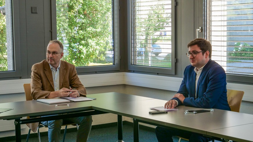 Die Bundesrätin traf die beiden watson-Journalisten Peter Blunschi (l.) und Petar Marjanović (r.).