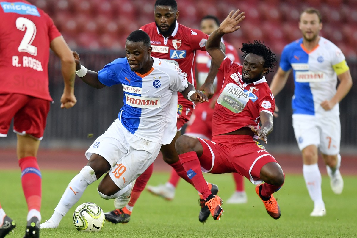 Der Grasshopper Aimery Pinga, links, gegen den Walliser Xavier Kouassi, rechts, beim Fussballspiel der Super League Grasshopper Club Zuerich gegen den FC Sion in Zuerich am Samstag, 25. August 2018. ( ...