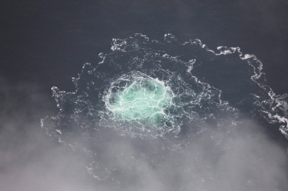 Dieses von der schwedischen Küstenwache bereitgestellte Foto zeigt ein Leck von Nord Stream 2 am 28. September 2022.