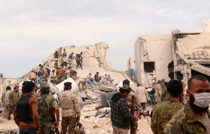 Fighters of Libyan forces allied with the U.N.-backed government gather as they push into the last area held by Islamic State militants in Ghiza Bahriya district in Sirte, Libya November 26, 2016. REU ...