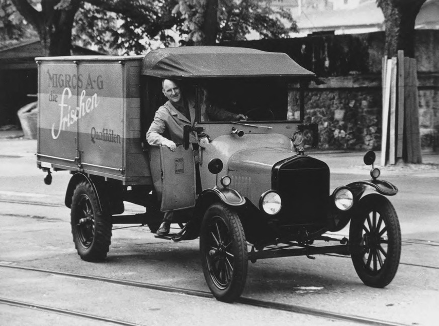 Erster Verkaufswagen
MGB_Dok_Fo_001351 Verkaufspersonal mit
Verkaufswagen 1925-1930