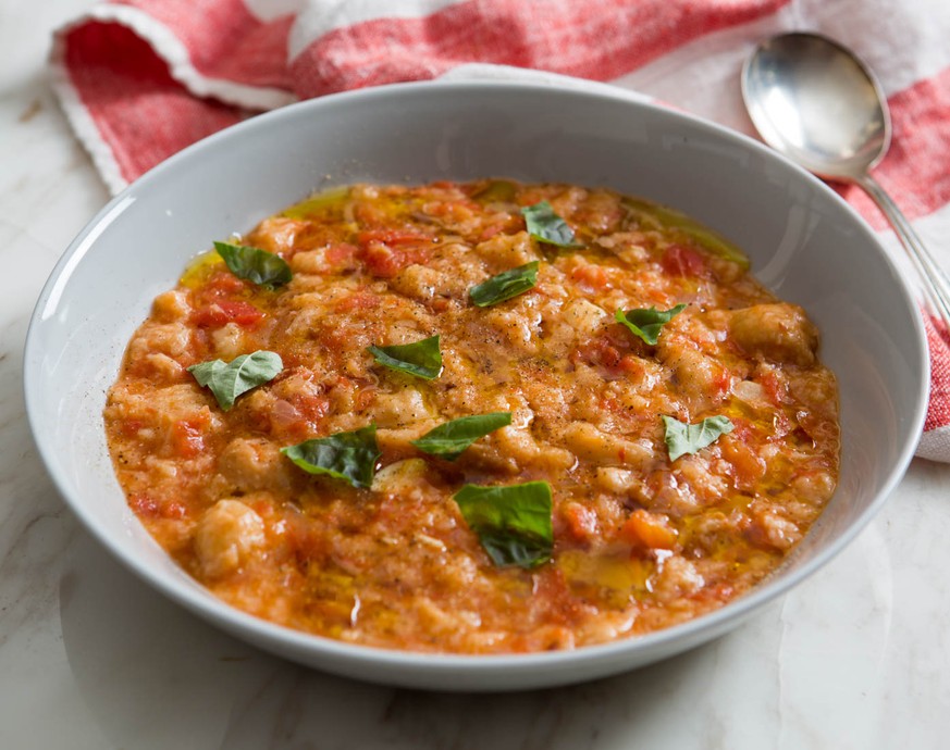 http://www.seriouseats.com/2015/11/how-to-make-pappa-al-pomodoro-tuscan-tomato-bread-soup.html pappa al pomodoro brot tomaten suppe toskana italien essen food vegetarisch