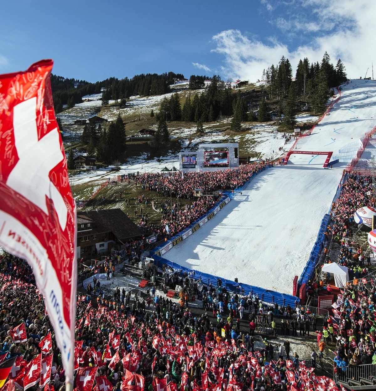 General view at the finish area during the first run of the men's giant slalom FIS World Cup race in Adelboden, Switzerland, Saturday, January 10, 2015. (KEYSTONE/Peter Schneider)