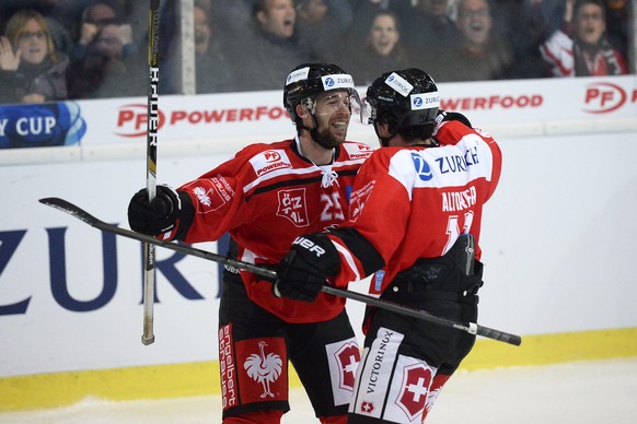 William Rapuzzi (l.) soll den EVZ in die Halbfinals schiessen.