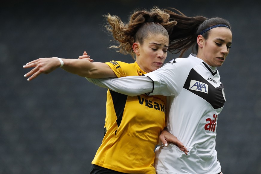 YBs Stefanie De Alem da Eira, links, und Luganos Teodora Meluta in Aktion, im Fussball Meisterschaftsspiel der Women&#039;s Super League zwischen dem BSC YB-Frauen und dem FC Lugano Femminile, am Sams ...