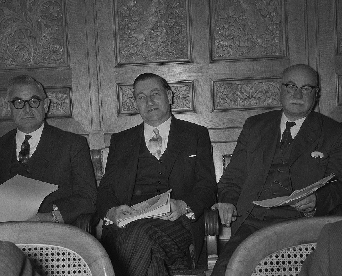 Ludwig von Moos (au centre) lors de l'élection du Conseil fédéral en décembre 1959.