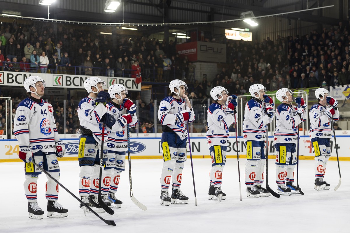 La deception des joueurs du GCK Lions, GCK, lors de la finale de National Cup Men 2024/2025 de hockey sur glace entre le HC La Chaux-de-Fonds, HCC, et le GCK Lions, ce dimanche, 2 fevrier 2025 a la pa ...