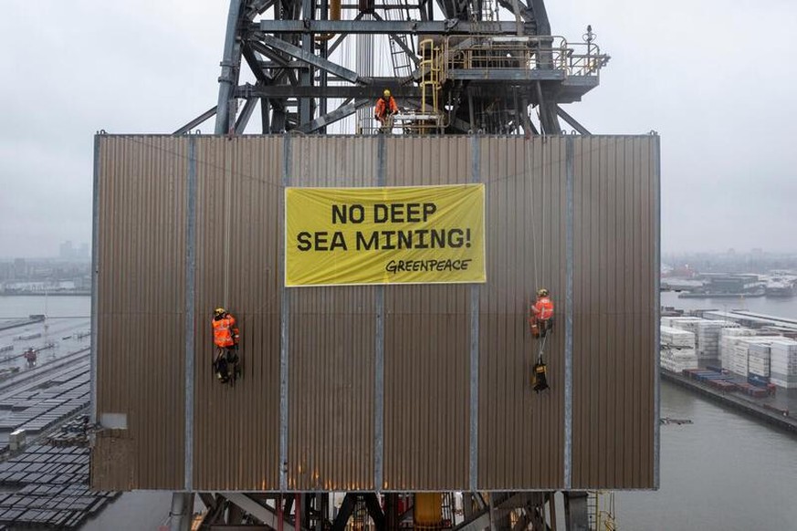 Greenpeace-Aktivisten hissen ein Banner auf dem Schweizer Schiff «Hidden Gem» in Rotterdam.