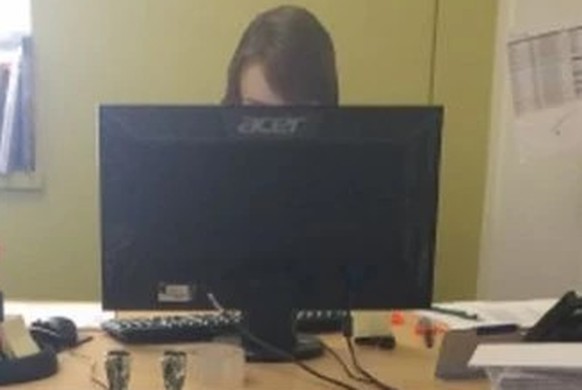 Faule MItarbeiter im Büro: Karton Kopf an Bildschrim kleben