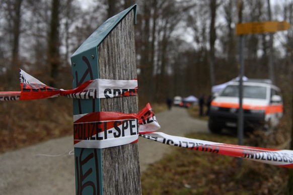 Ein Absperrband der Polizei am Rande des Koenizbergwaldes, am Mittwoch, 2. Februar 2022, in Niederwangen. Der leblose Koerper eines achtjaehrigen Maedchens ist am Dienstagabend im Koenizbergwald in de ...