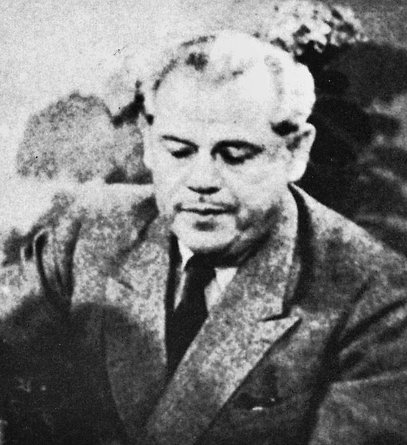 Baron Luigi Parilli, Italien, rechts, Max Husmann, Mitte, und Major Max Waibel, links, beraten sich 1945 in Zuerich. Als Privatpersonen ergriffen sie im Februar 1945 die Initiative zu Friedensverhandl ...