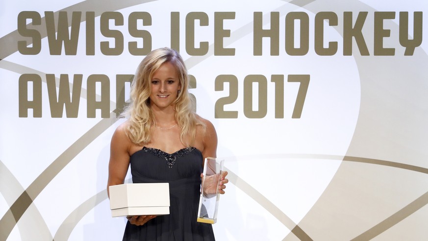 Lara Stalder nimmt den Preis fuer &quot;Woman of the year&quot; entgegen, bei den Swiss Ice Hockey Awards am Freitag, 4. August 2017 in Bern. (KEYSTONE/Peter Klaunzer)