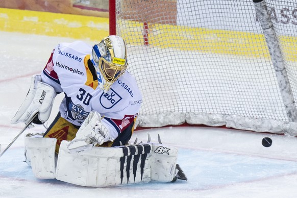 Zug&#039;s Torhueter Leonardo Genoni ist zum 3-0 geschlagen im Eishockey Qualifikationsspiel der National League zwischen dem SC Bern und dem EV Zug, am Freitag, 9. Dezember 2022, in der PostFinance A ...