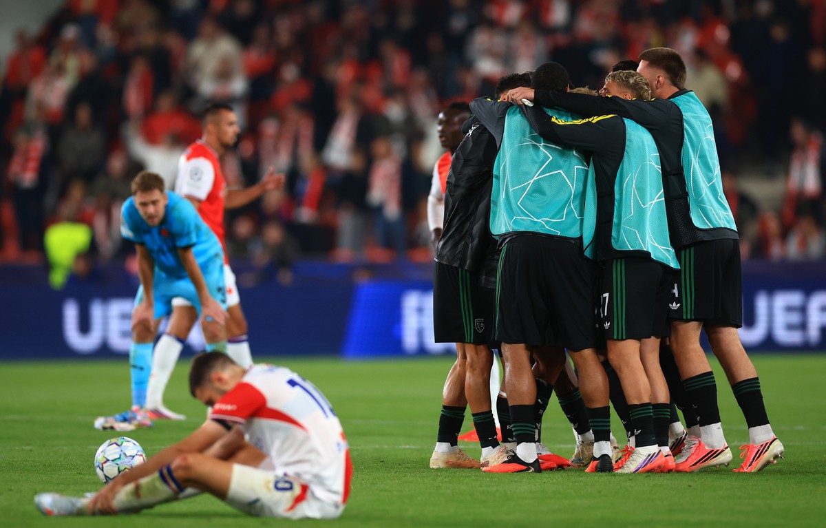 epaselect epa13229966 Players of Lens celebrate after winning the UEFA Champions League league phase match Slavia Praha against RC Lens, in Prague, Czechia, 10 September 2026. EPA/MARTIN DIVISEK