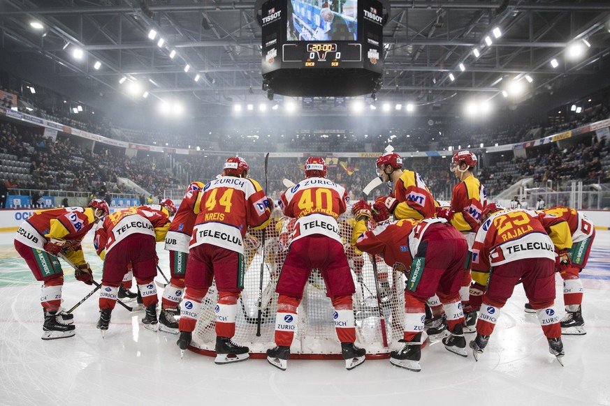 Biels Spieler versammeln sich um das Tor von Biels Torhueter Simon Rytz, kurz vor dem Eishockey Viertelfinal Cupspiel zwischen dem EHC Biel und dem SC Bern, am Dienstag, 21. November 2017, in der Tiss ...