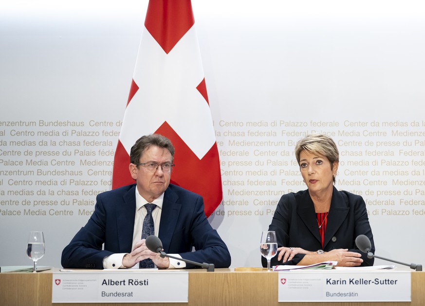 Bundesraetin Karin Keller-Sutter, Mitte, spricht neben Bundesrat Albert Roesti, links, und Bundesraetin Elisabeth Baume-Schneider, rechts, an einer Medienkonferenz zum Entlastungsprogramm fuer den Bun ...
