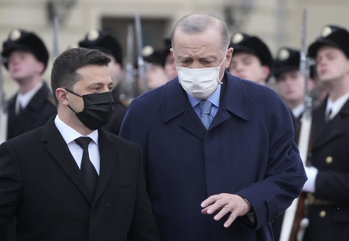Ukrainian President Volodymyr Zelenskyy, left, and Turkey's President Recep Tayyip Erdogan review the honour guard during a welcome ceremony ahead of their meeting in Kyiv, Ukraine, Thursday, Feb ...