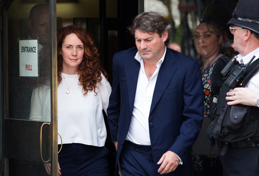 Rebekha und Charlie Brooks verlassen den&nbsp;Strafgerichtshof Old Bailey in London.