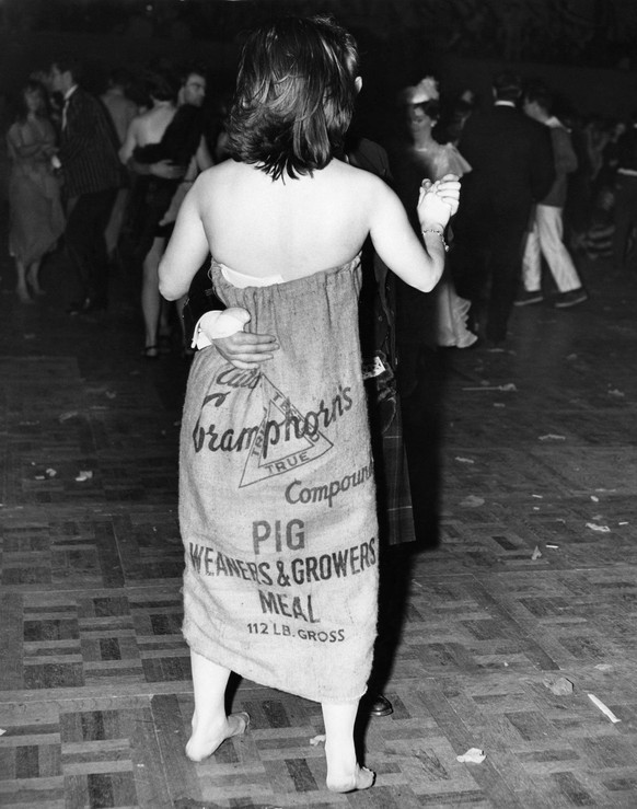 Bildnummer: 59932255 Datum: 01.01.1900 Copyright: imago/United Archives International
Patricia Thompson of Loughton, Essex wearing a real sack dress at the Chelsea Arts Golden Jubilee Ball at the Roy ...