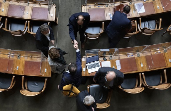 Nationalraete verabschieden sich nach den Schlussabstimmungen voneinander, am letzten Tag der Fruehlingssession der Eidgenoessischen Raete, am Freitag, 19. Maerz 2021, im Nationalrat in Bern. (KEYSTON ...