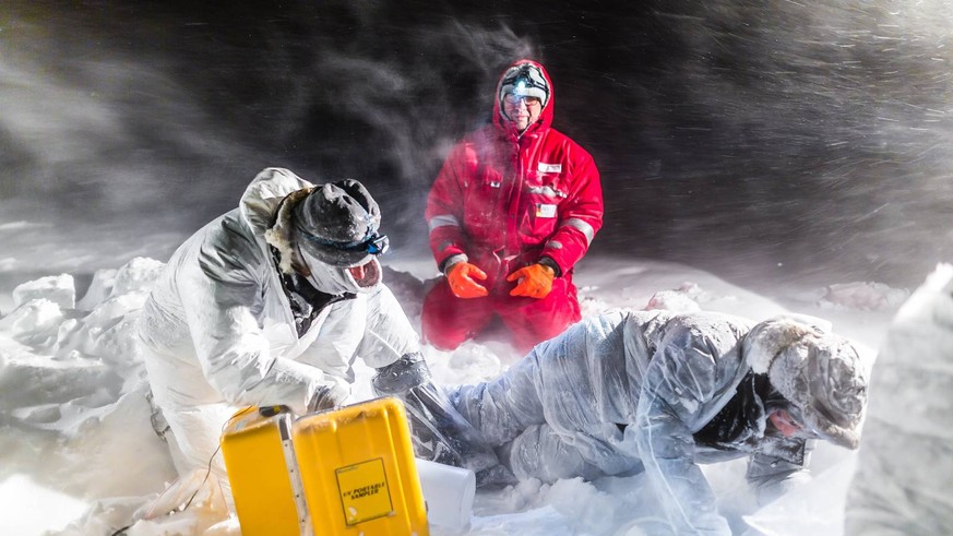 Ein Schneesturm hält sie nicht auf: In der Antarktis untersuchen Forscher das Meereis.