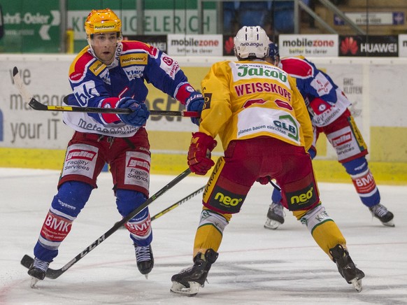 EHC Kloten Stuermer Drew Shore, links, gegen SCL Tigers Verteidiger Dan Weisskopf waehrend dem Eishockey-Meisterschaftsspiel der National League A zwischen dem EHC Kloten und den SCL Tigers am Samstag ...