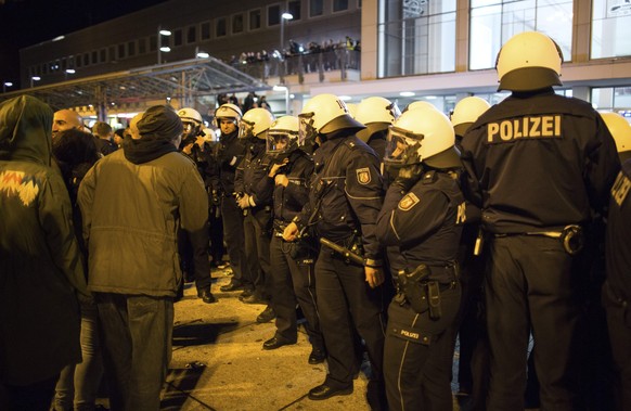 Polizeikräfte trennten linke und rechte Protestler.