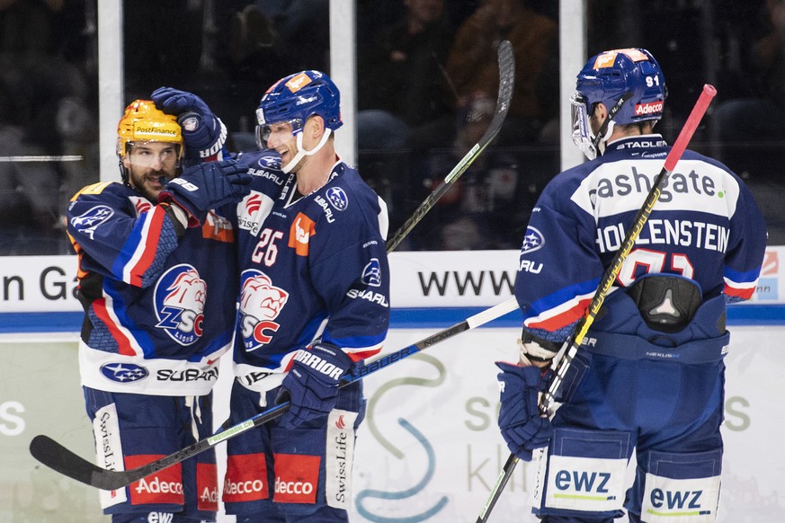 Zuerichs Topscorer Garrett Roe, links, jubelt nach seinem 5:3 Tor im Eishockeyspiel der National League zwischen den ZSC Lions und dem HC Ambri-Piotta am Samstag, 28. September 2019, im Zuercher Halle ...