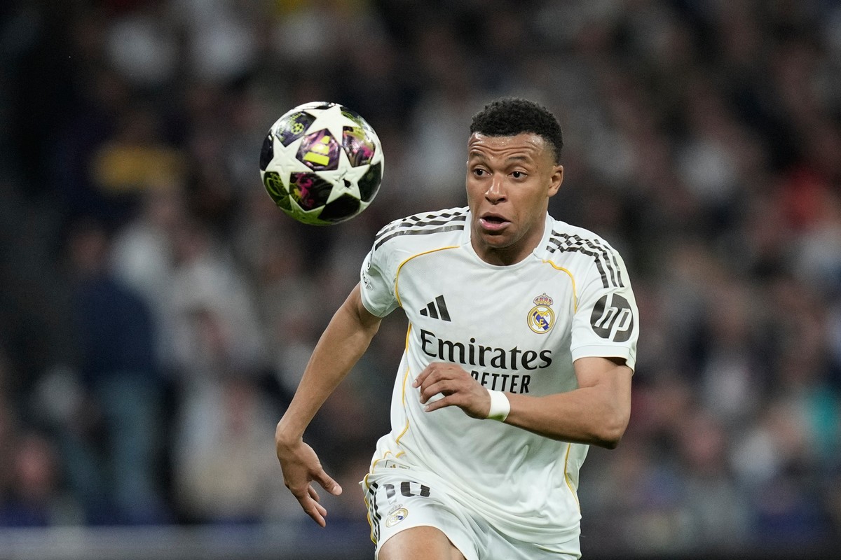 Real Madrid's Kylian Mbappe watches the ball during the Champions League quarterfinal first leg soccer match between Real Madrid and Bayern Munich in Madrid, Spain, Tuesday, April 7, 2026. (AP Ph ...