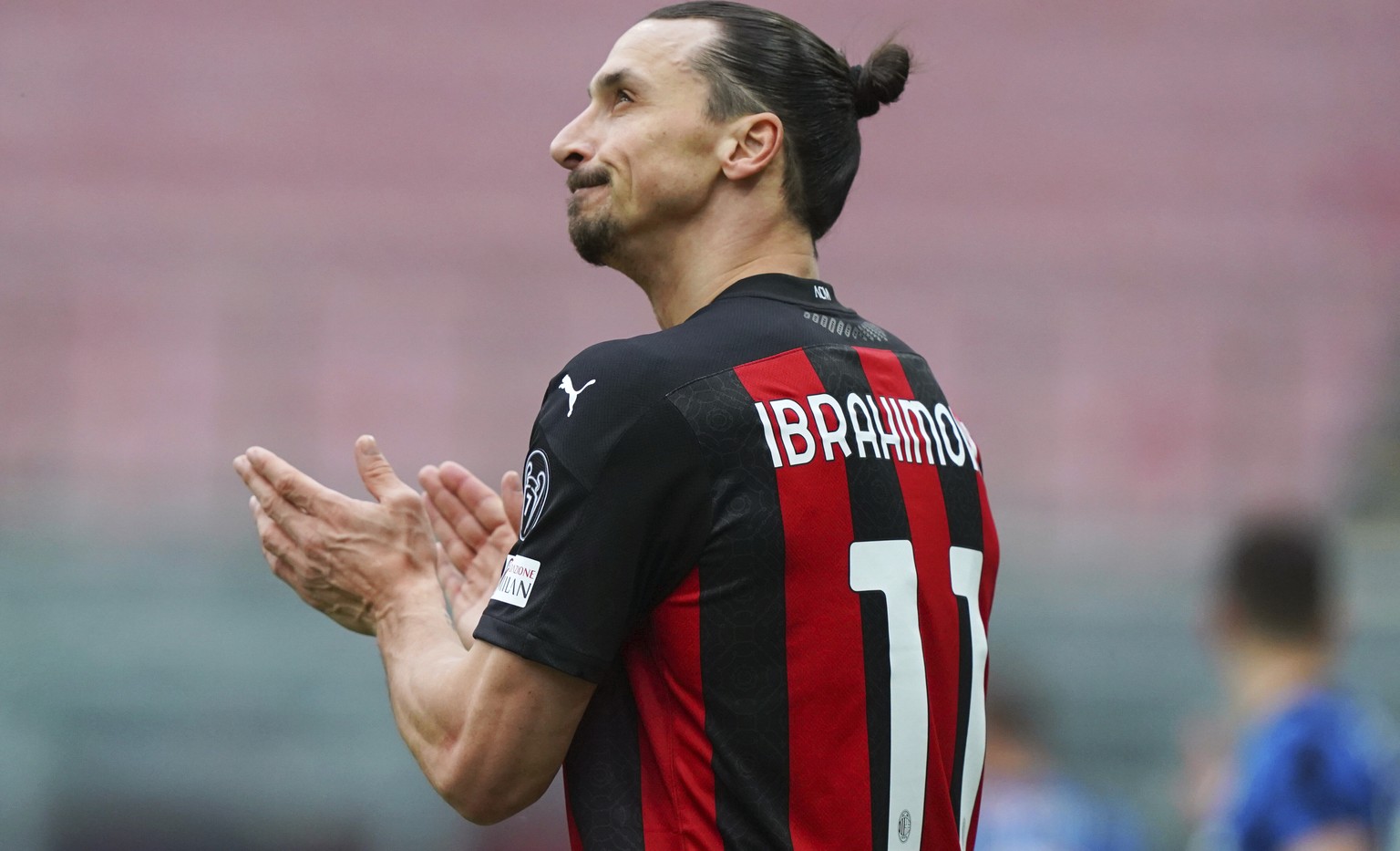 AC Milan&#039;s Zlatan Ibrahimovic looks up during the Serie A soccer match between AC Milan and Inter Milan, at the San Siro Stadium in Milan, Italy, Sunday, Feb. 21, 2021. (Spada/LaPresse via AP)