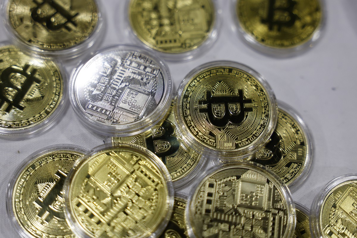 epa12142019 A Bitcoin logo on gold coins that are for sale during The Bitcoin Conference at The Venetian Las Vegas in Las Vegas, Nevada, USA, 28 May 2025. EPA/CAROLINE BREHMAN
