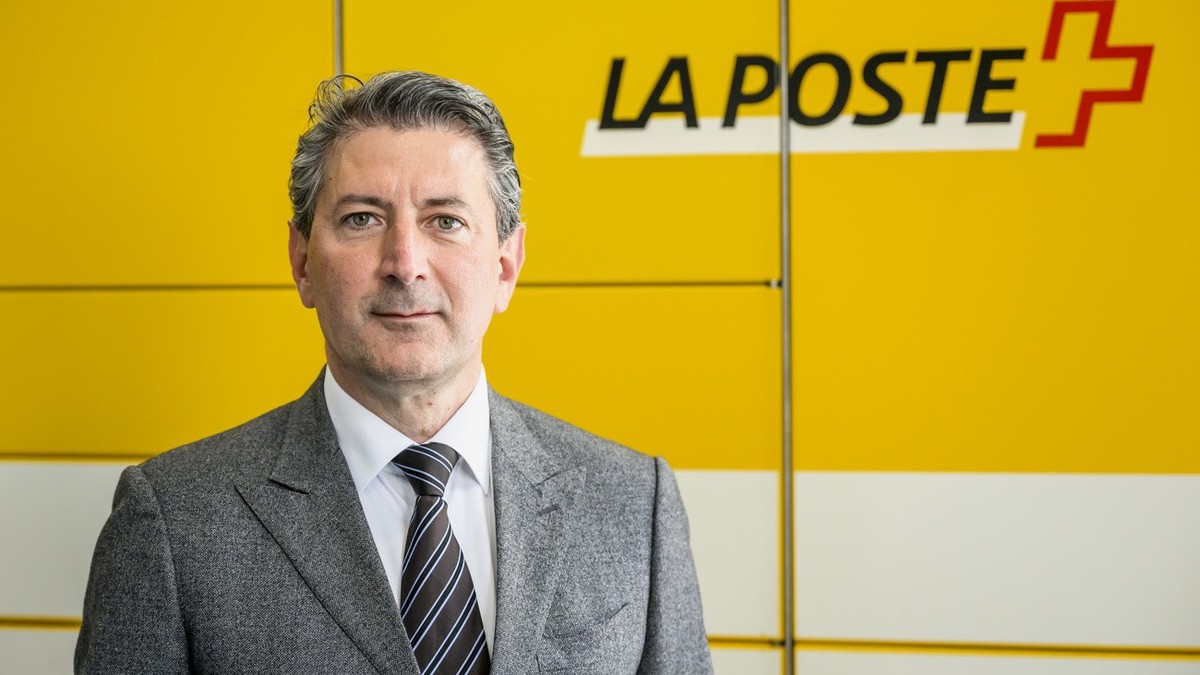 Roberto Cirillo, directeur general de la Poste, pose devant un automate My Post 24 lors d'une visite du nouveau centre de cryptographie de la Poste le mercredi 4 mai 2022 a Neuchatel. (KEYSTONE/J ...