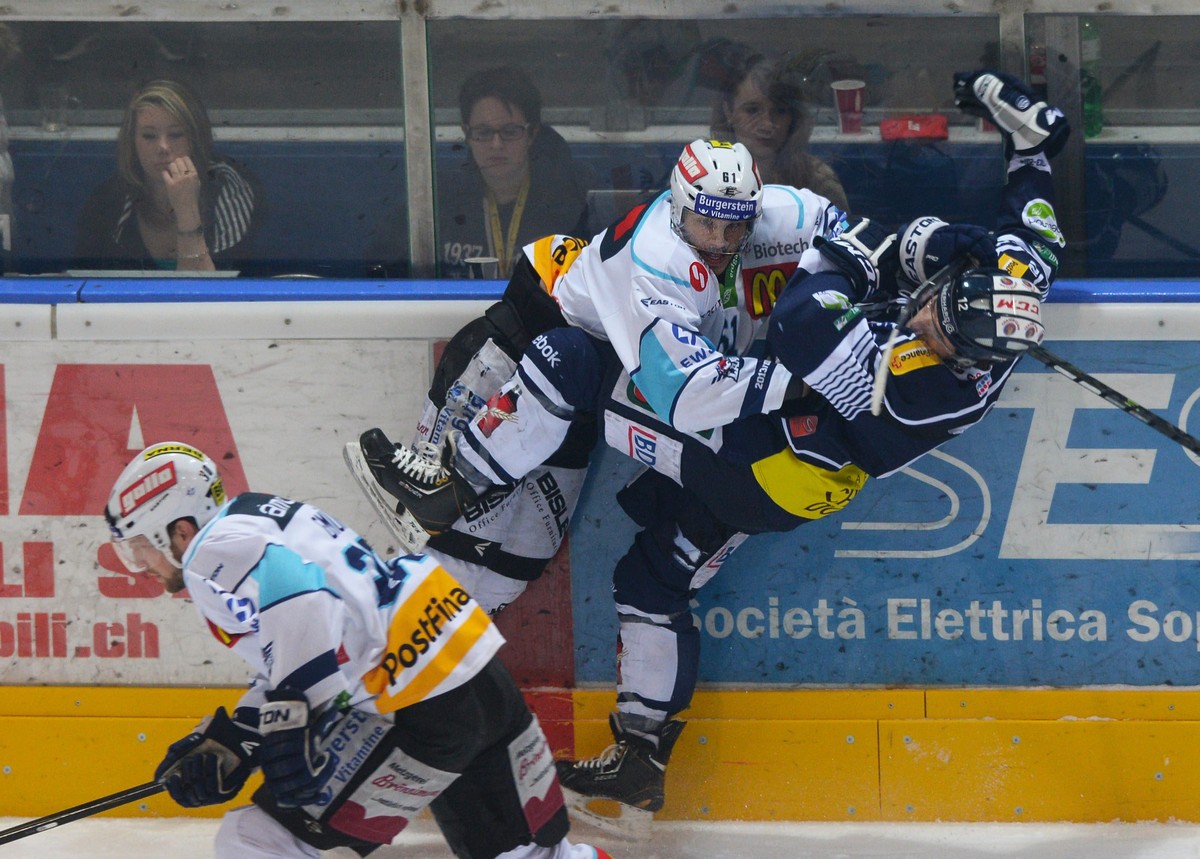«Weg mit dir»:&nbsp;Rapperswil Jörg checkt Ambri-Grassi.
