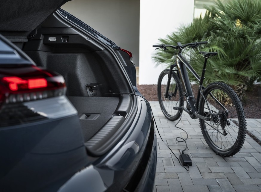Das Auto kann externe Geräte wie E-Bikes laden (Vehicle-to-Load) und künftig auch als Stromspeicher für ein Haus dienen (Vehicle-to-Home).