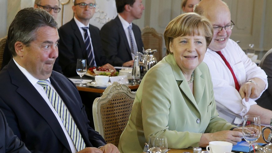 Angela Merkel im Mittelpunkt.