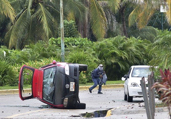 Auch Autos blieben von den Protesten in Acapulco nicht verschont.