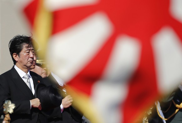 Japans Premieur Shinzo Abe investiert in die Armee und Waffen.