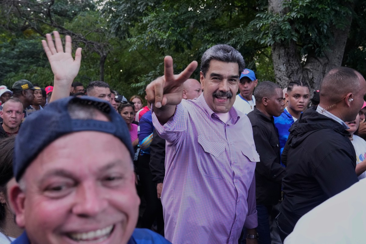 Venezuelan President Nicolas Maduro gestures during a pro-government youth rally in Caracas, Venezuela, Thursday, Nov. 13, 2025. (AP Photo/Ariana Cubillos)
Venezuela Youth March