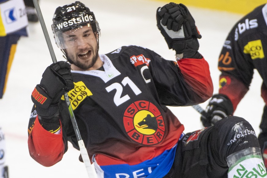 Berns, Simon Moser, Torschutze zum 1:1, jubelt, waehrend dem Meisterschaftsspiel der National League, zwischen dem SC Bern und dem EV Zug, am Freitag 14. Februar 2020 in der Postfinance Arena in Bern. ...