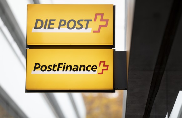 ARCHIVBILD ZUM GEPLANTEN STELLENABBAU BEI POSTFINANCE, AM DIENSTAG, 17. OKTOBER 2020 - Das Logo der Schweizerischen Post und der PostFinance, aufgenommen am 7. November 2018 in Bern. (KEYSTONE/Gaetan  ...