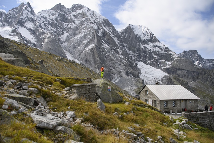 Blick auf Piz Cengalo, Piz Badile und Sciora-Huette, am Mittwoch, 13. September 2017, bei Bondo. Am 23. August war ein Bergsturz am Piz Cengalo mit Murgaengen nach Bondo niedergegangen. Acht Wanderer  ...