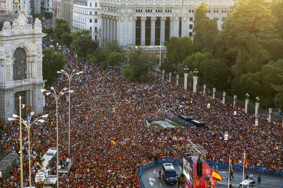 epa11480413 People await the arrival of Spain&#039;s national soccer team to celebrate the UEFA EURO 2024 victory at the Fountain of Cybele in Madrid, Spain, 15 July 2024. Spain defeated England by 2- ...