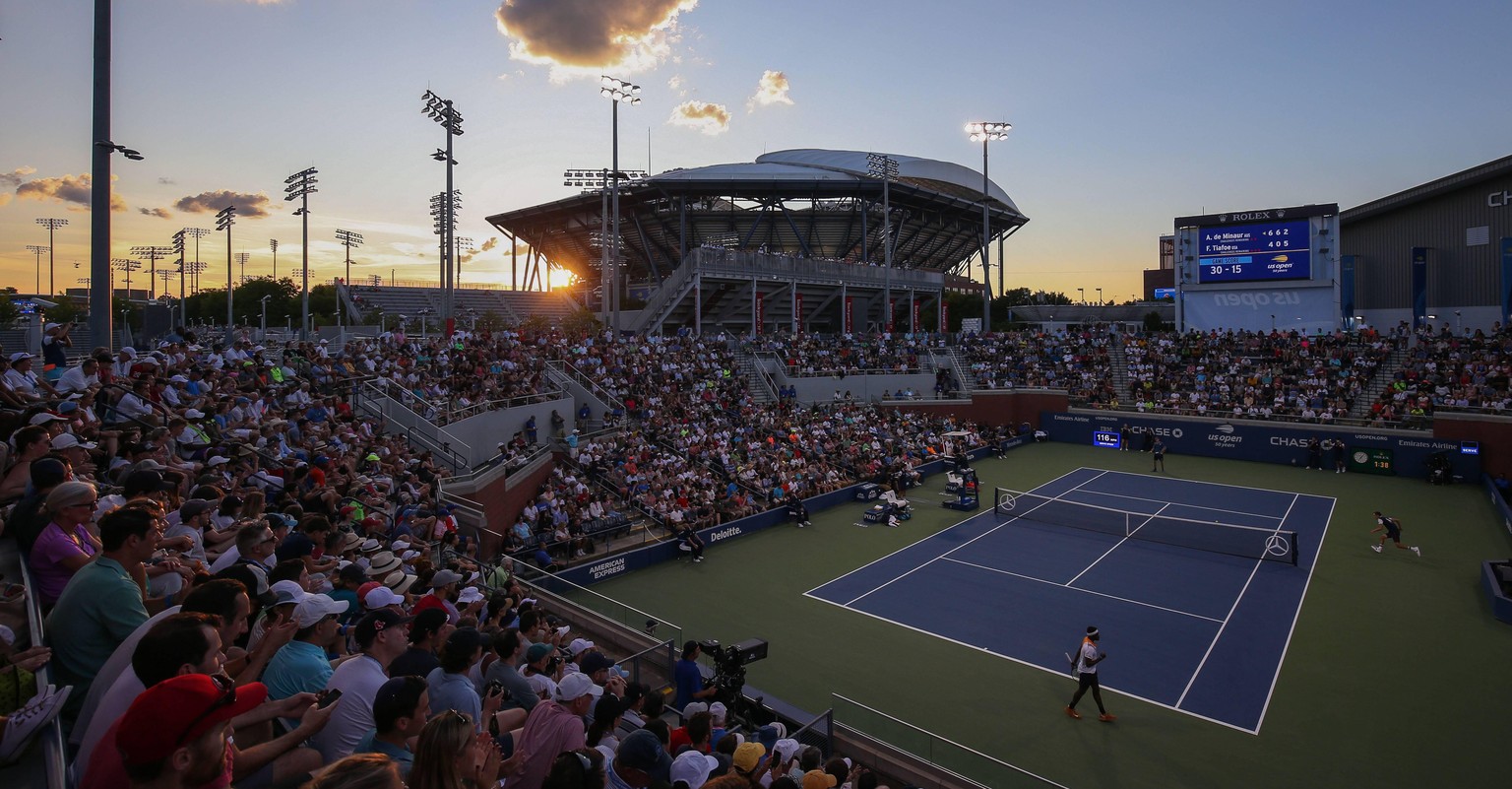 US OPEN Feature , Blick von oben auf Court 17 , Sonnenu ntergang,Arthur Ashe Stadion im Hintergrund, Panorama, Abendstimmung. *** US OPEN feature View from above on Court 17 Sunrise Arthur Ashe Stadiu ...