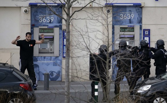 Der Geiselnehmer in einem Postamt bei Paris hat sich gemäss Polizeiangaben ergeben.